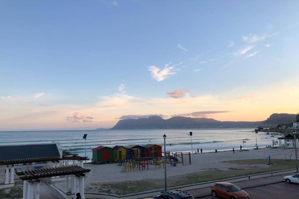 At The Beach - Muizenberg Kapstaden Eksteriør billede